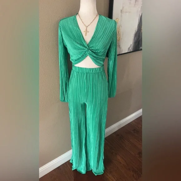 Green crop top plisse set with pants - Picture 6 of 11